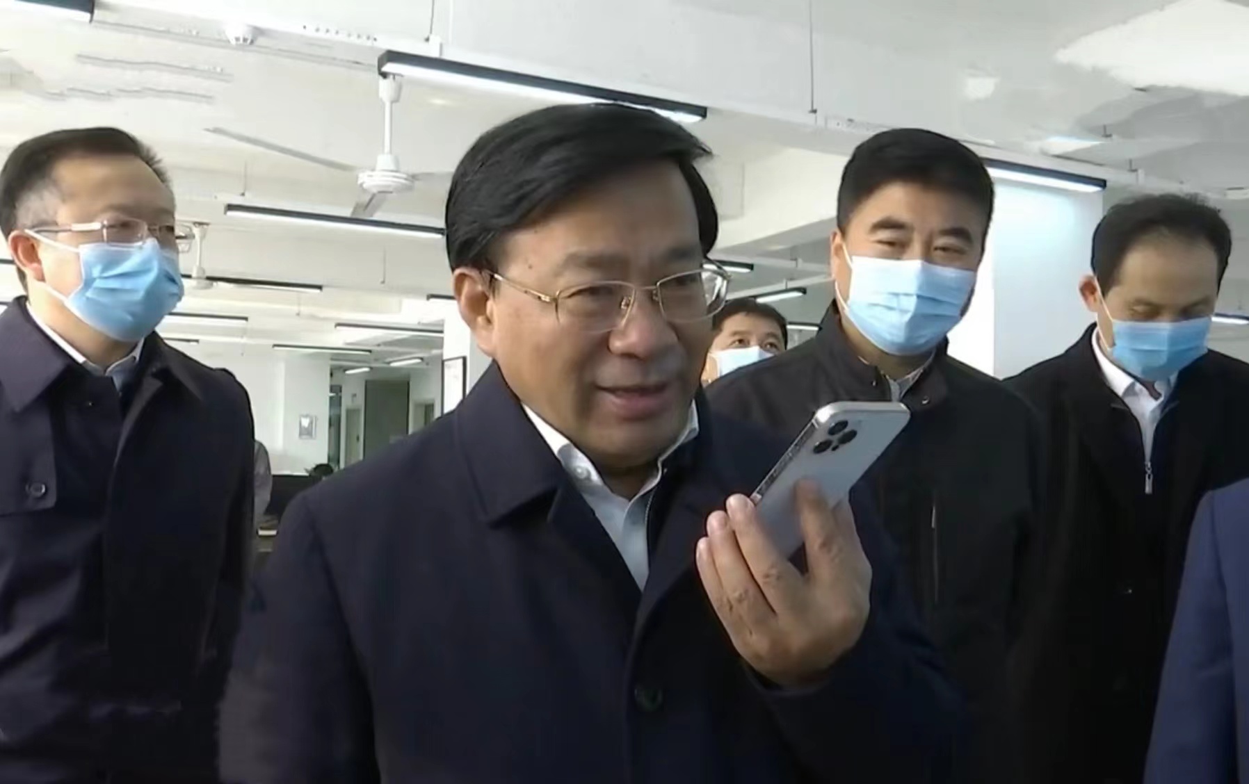 19 吉林省委副書(shū)記、省長(zhǎng)韓俊蒞臨國(guó)信伊通供熱 2021.11.2.jpg